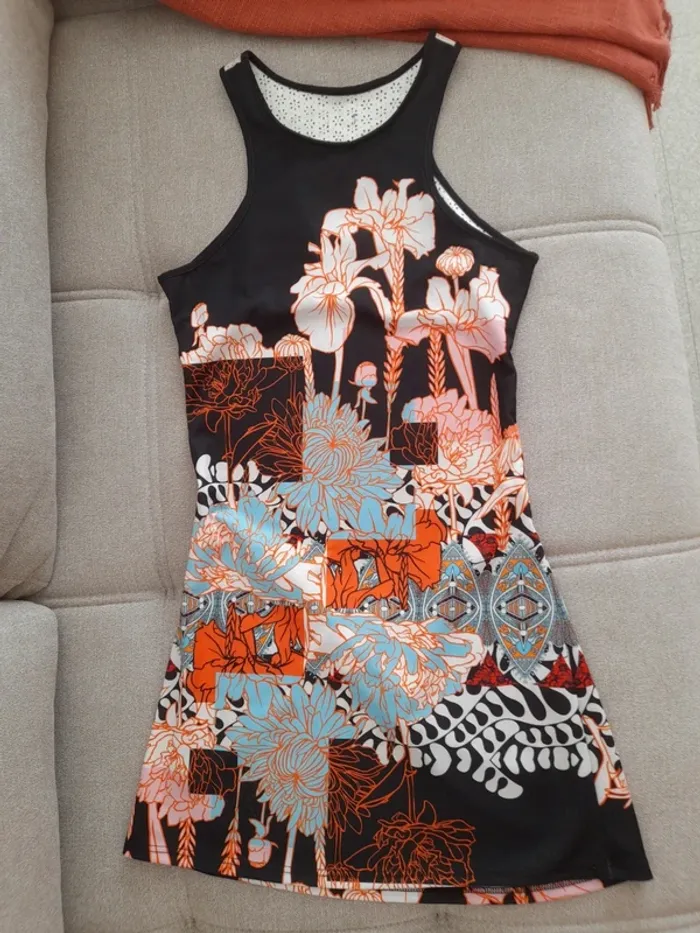 Robe courte moulante et dos nu