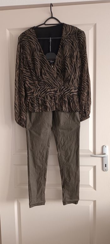 Ensemble pantalon et haut.