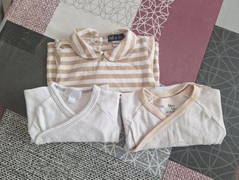 2 bodys et 1 tee-shirt naissance et 1 mois