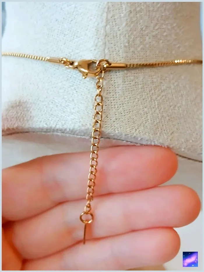 Collier doré pendentif noir rectangulaire – minimaliste et chic - photo numéro 3