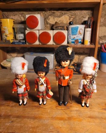 Vends lot de 4 poupées anciennes touristique grande bretagne