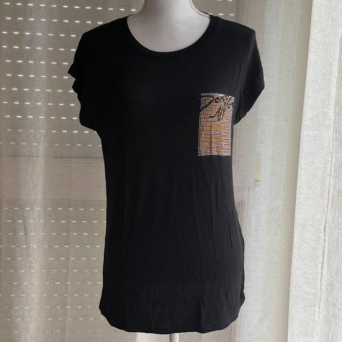 T-shirt noir avec un peu de strass