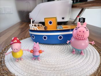 Bateau Peppa Pig et ses personnages Papa Pig, Georges et Peppa