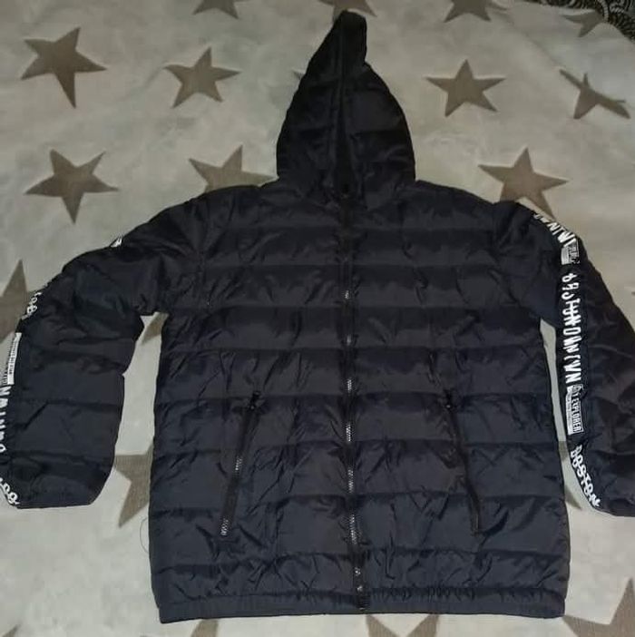 Blouson doudoune 16 ans gemo
Quelques écritures s effacent sur les manches ( voir photo) - photo numéro 4