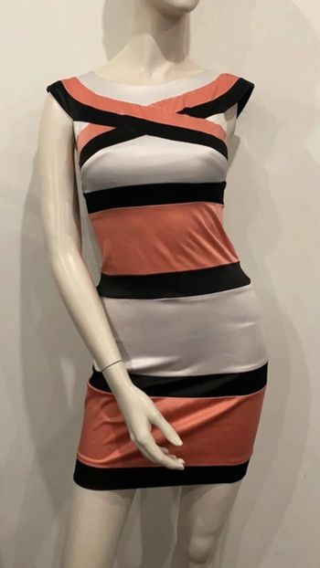 Jolie robe avec fermeture complète dans le dos Goddess taille 36