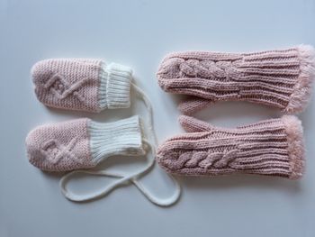 paire de moufles et une paire de gants  bébé fille 