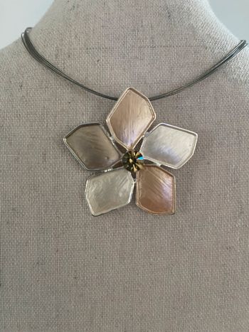 Collier fantaisie fleur