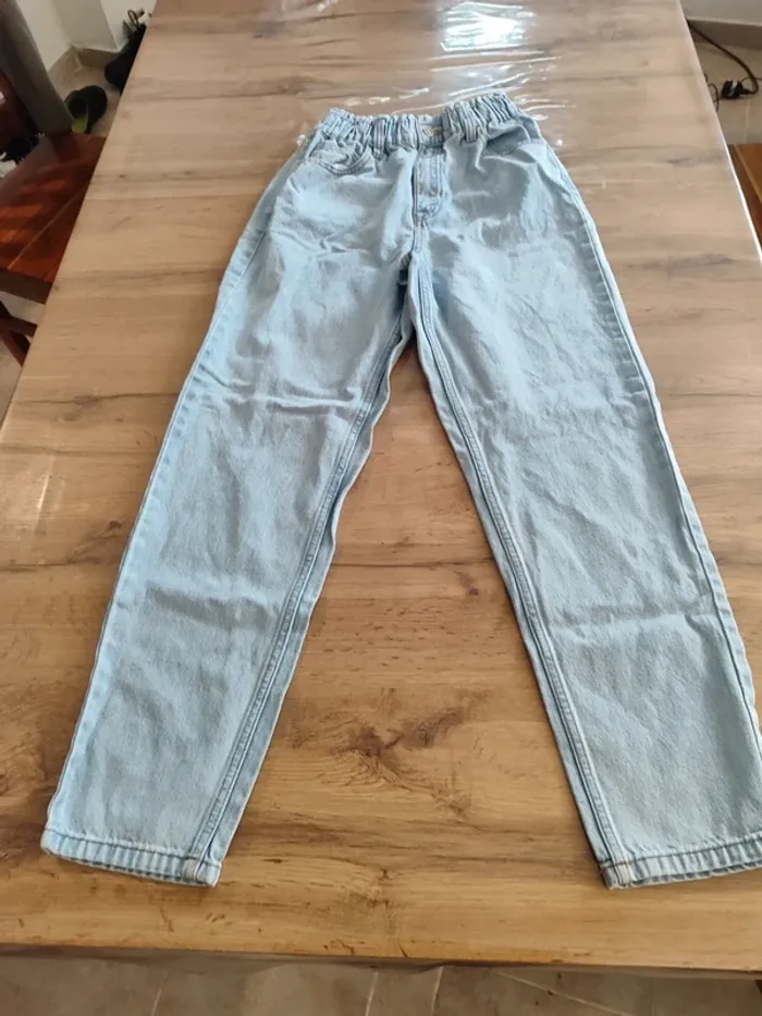 Jeans droit Kiabi bleu clair Taille 36. L'indispensable du quotidien à petit prix !