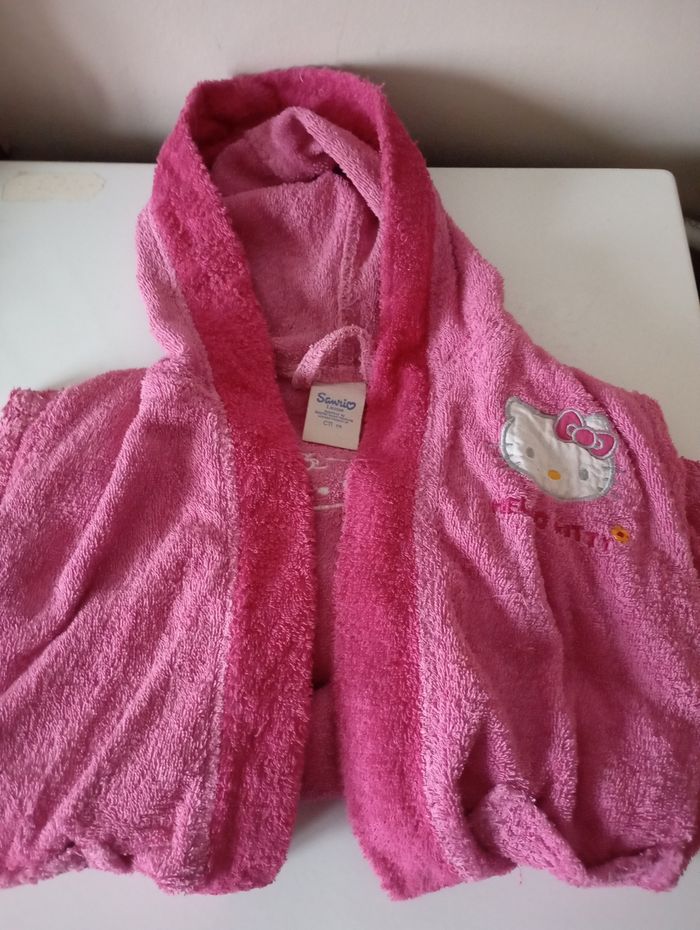 Peignoir 2/4 ans . Coton éponge rose fushia. 2 poches ,ceinture et capuche.Hello Ketty. Très bon état. - photo numéro 2