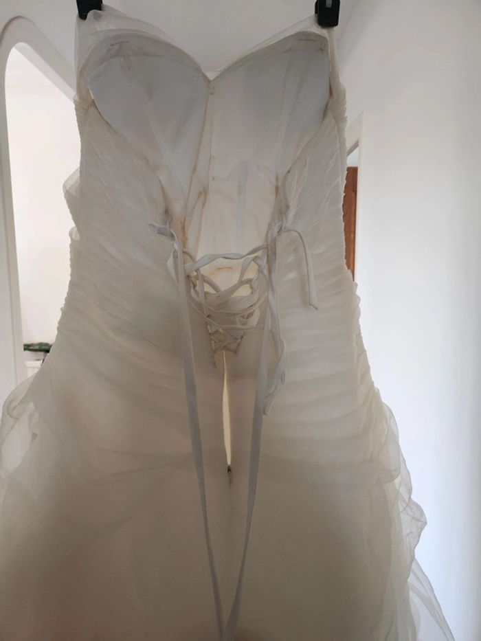 Robe de mariée cosmobella en bon etat taille 48 a 54 blanche avec roses rouges - photo numéro 4