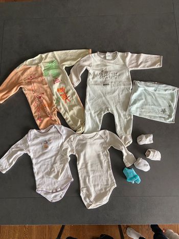 Pyjamas bodies chaussettes 6 mois