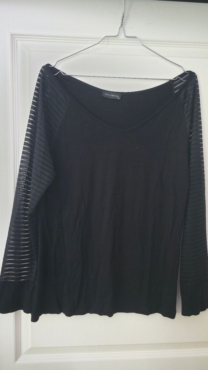 Haut noir manches transparentes