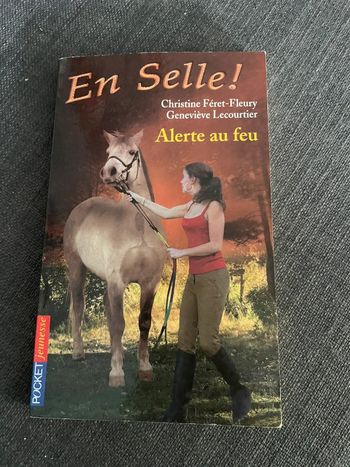 Livre collection en selle alerte au feu