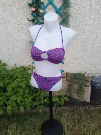 maillot de bain avec coussinets rembourrés ( amovible) taille 36