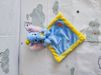 Doudou plat Disney Dumbo bleu et jaune