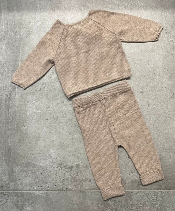 Ensemble pull et pantalon « Kiabi » beige foncé taille 3 mois-56-62 cm - photo numéro 2