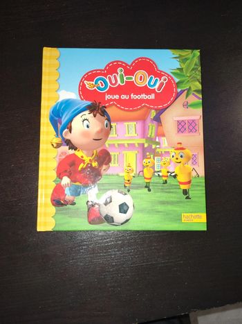 Livre oui oui joue au football