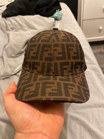 casquette fendi