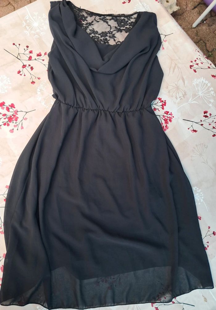 Belle robe noire sans manches, col bénitier, dos dentelle, taille elastiquée - T38-40