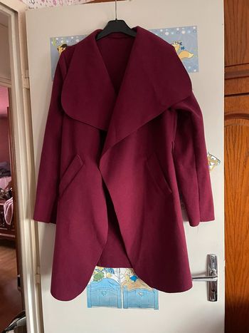 Manteau bordeaux avec ceinture, taille unique