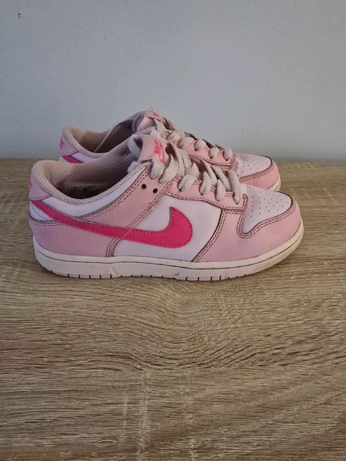Paire de Nike Dunk rose pointure 34 - photo numéro 2