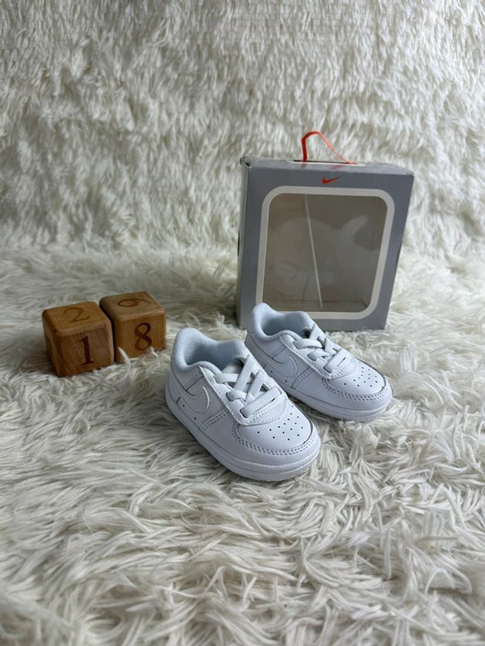 Paire de basket bébé nike force 1 crib taille 18,5