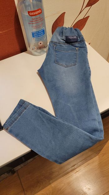 A vendre pantalon jeans slim enfant fille 8 ans neuf sans étiquette jamais porté 