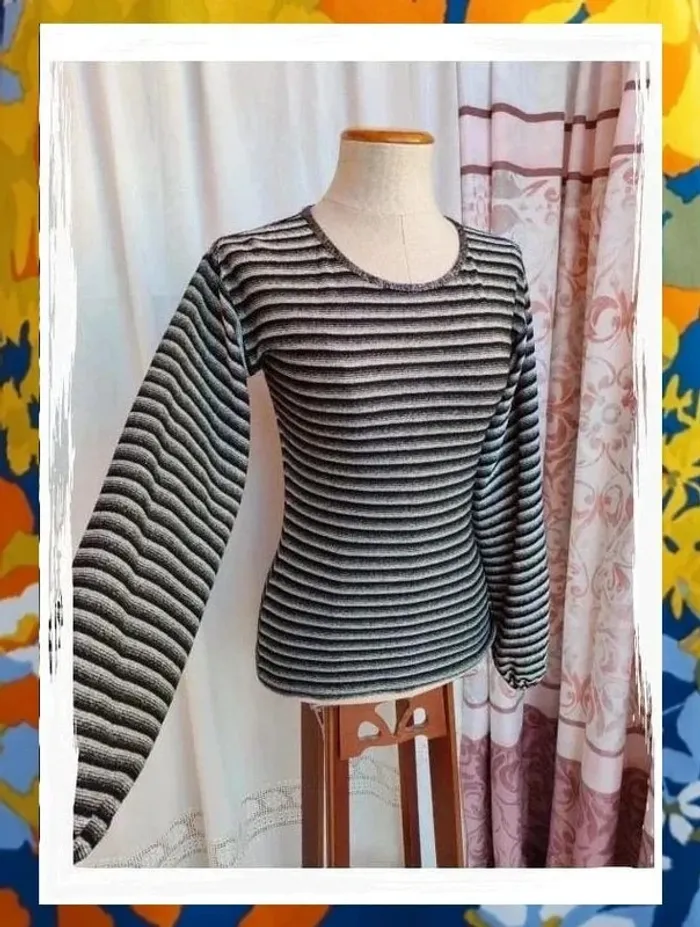 Jersey de señora en tejido de punto. Muy bonito, con rayas horizontales