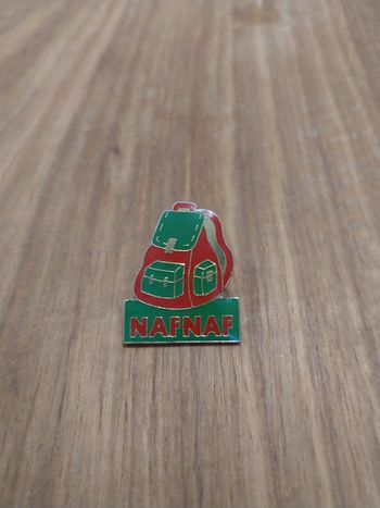 Pin's Pins Beau et rare Sac a dos NAFNAF vert et rouge