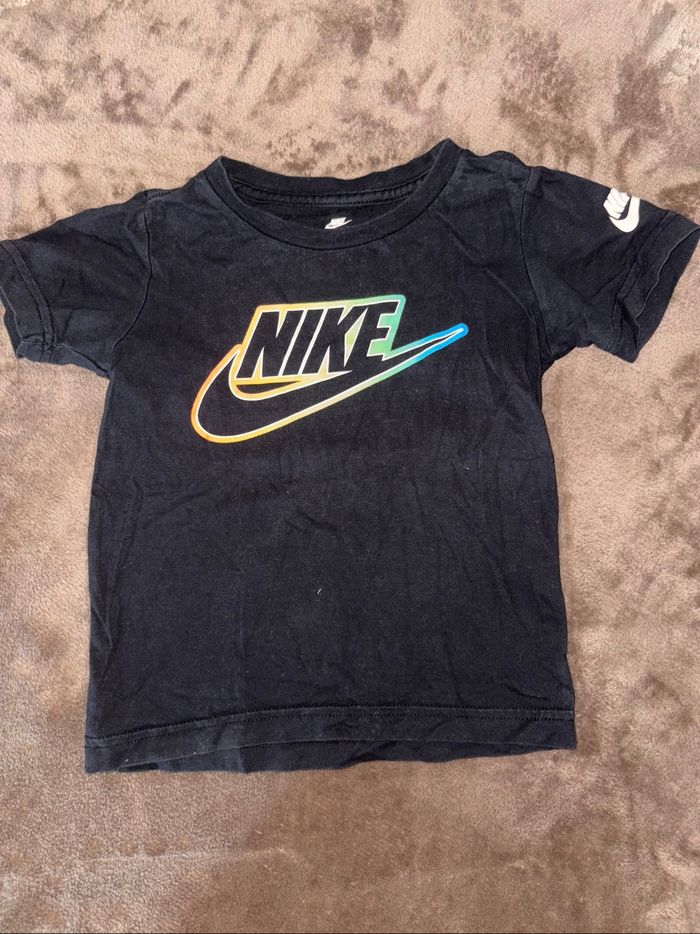 T-shirt Nike noir garçon taille 3 ans noir en très bon état.