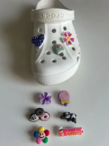 Lot de 9 charms / déco crocs