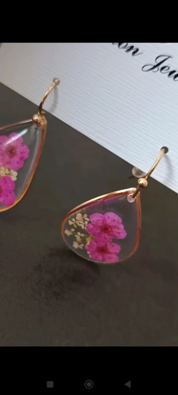 Boucles d'oreilles goutte résine fleurs roses - photo numéro 2