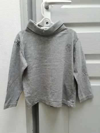 Vends sous pull gris clair.