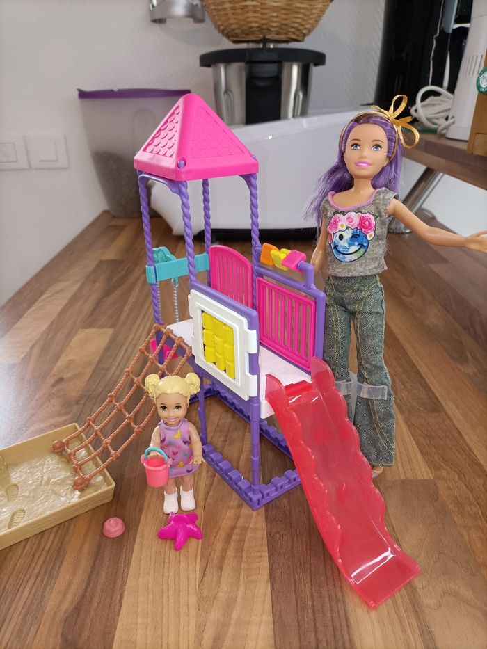 Parc enfants barbie avec ses 2 barbies et accessoires - photo numéro 8