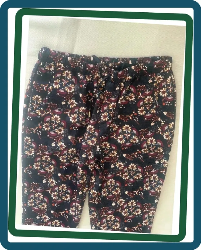 Très beau pantalon classique satiné à fleurs Kiabi 38 - photo numéro 3