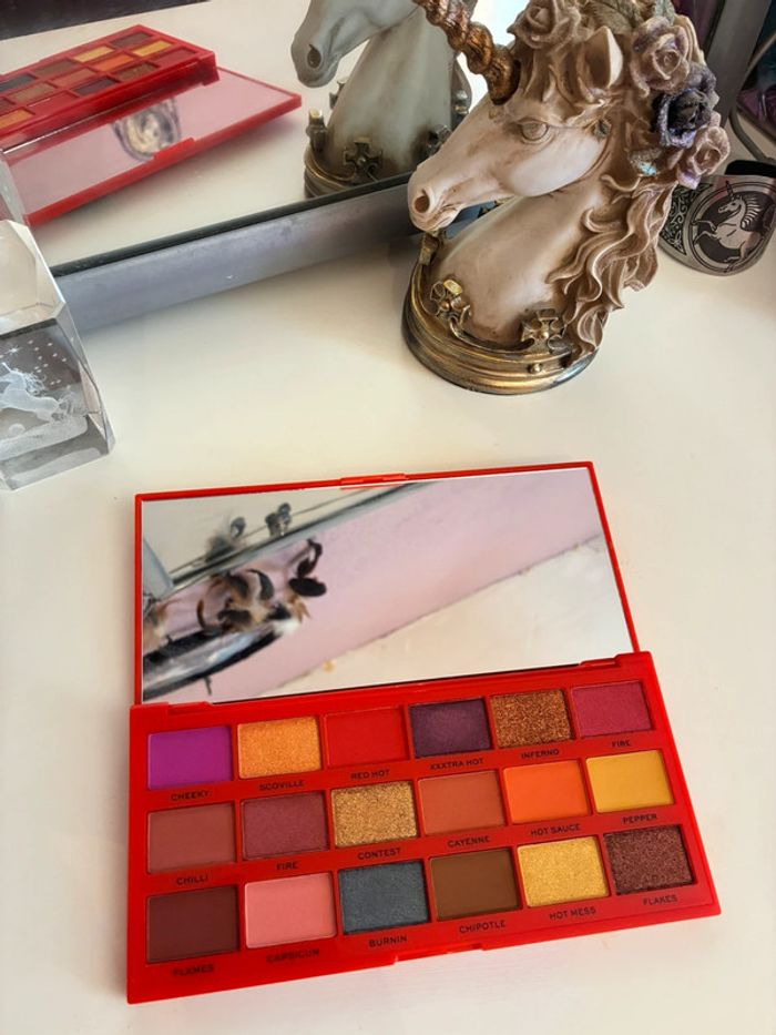 Palette Tasty Chilli, 18 fards, Makeup Revolution. - photo numéro 3