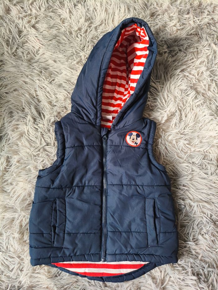 Veste doudoune sans manche à capuche Disney avec logo mickey Taille 23 mois