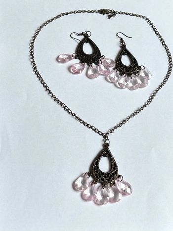 Neufs ensemble collier/ Boucles d’oreilles style quartz rose
