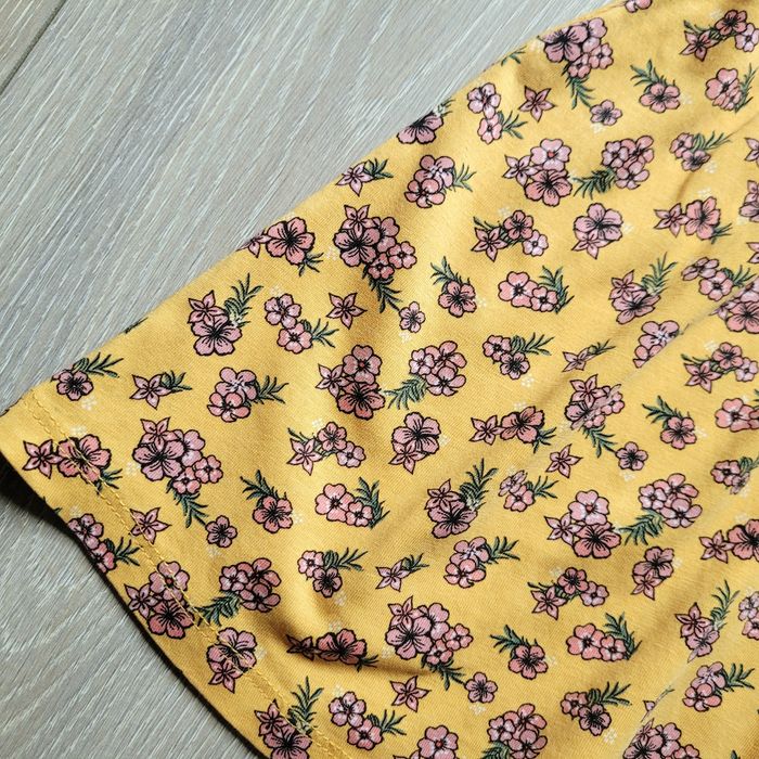 Tres jolie robe jaune à fleurs. Fille 5 ans. Marque C&A - photo numéro 2