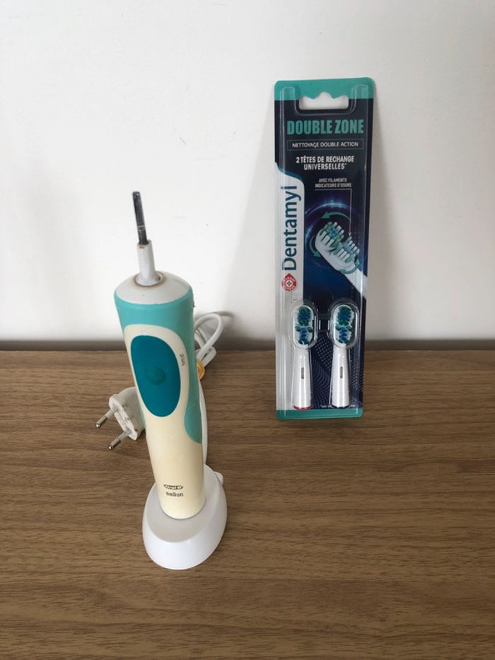 Brosse à dent électrique Oral B + 2 tête neuve - photo numéro 3