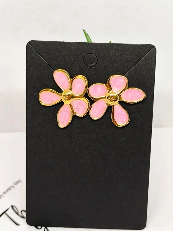 Boucles d'oreilles fleur dorées et roses nacrées - photo numéro 4
