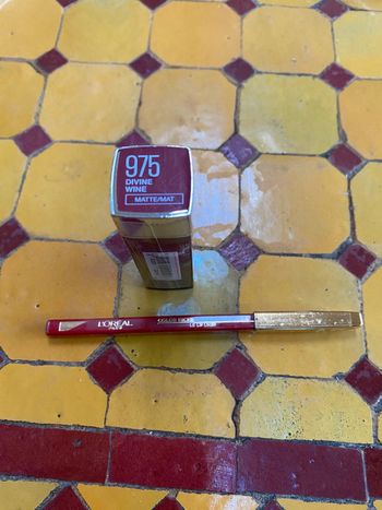 Rouge à lèvres et crayon