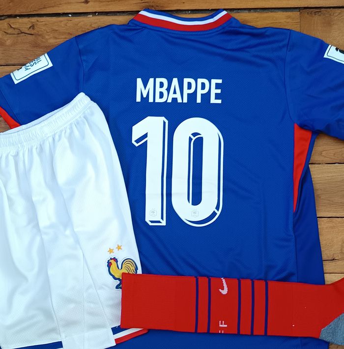 MBAPPE fRANCE kit football complet taille 12 ans + patchs