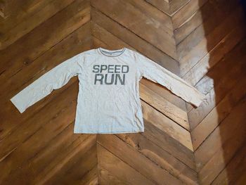 T-shirt manches longues garçon taille 12 ans.