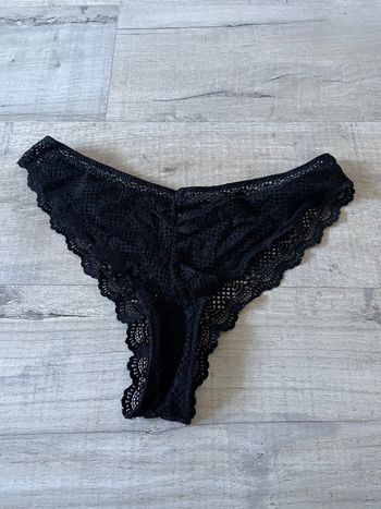 Très joli tanga noir en dentelle taille 38