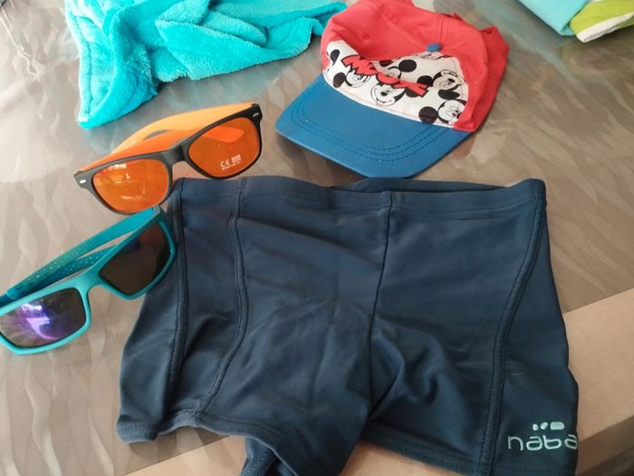 Lot plage,piscine maillot de bain lunettes casquette 10/12 ans - photo numéro 2