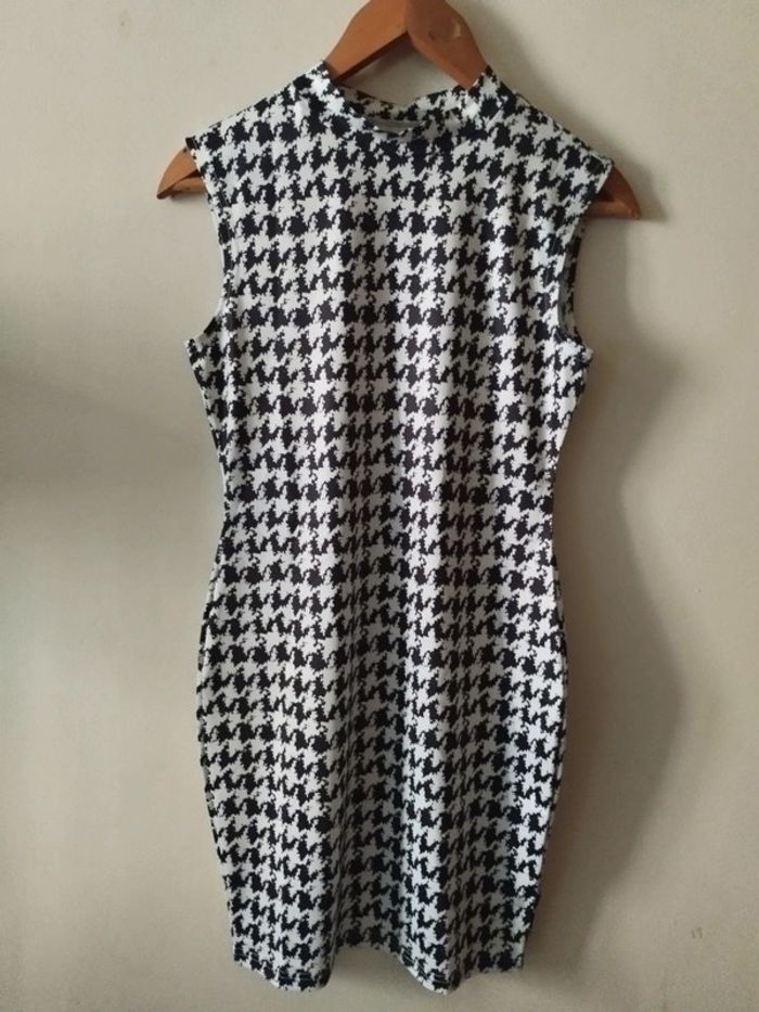 Robe moulante imprimée pieds de poule taille 38. Neuve - photo numéro 4