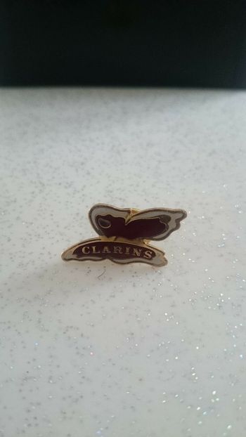 Joli PINS "Clarins" Parfum
