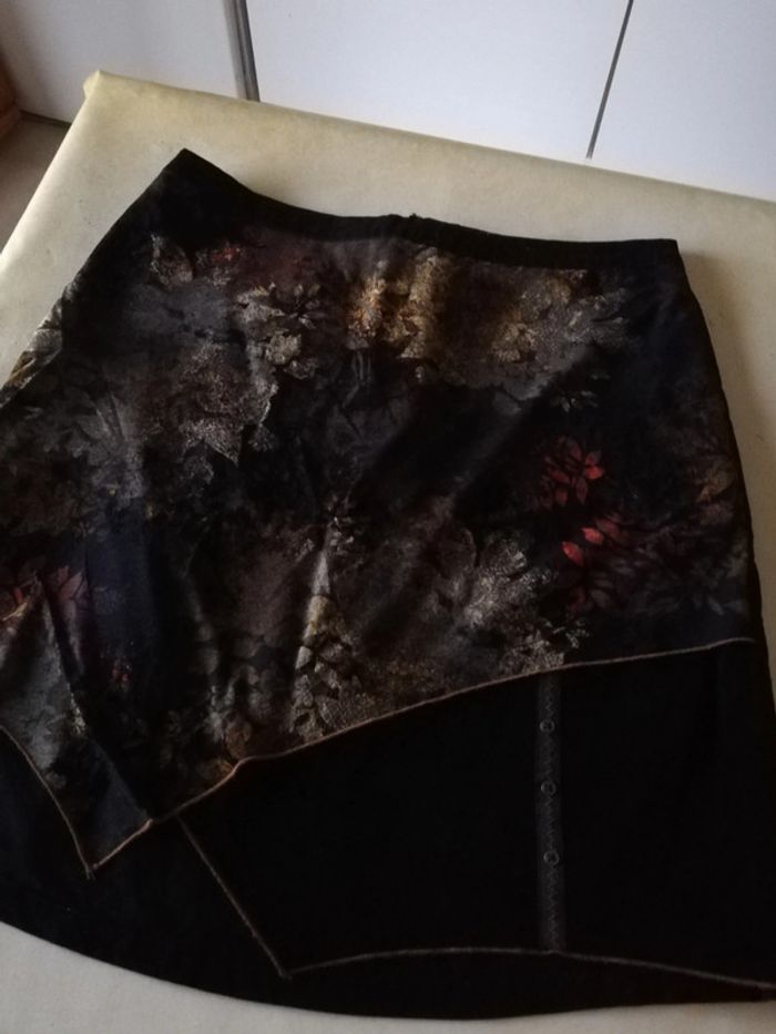 Jupe t. 44 velours noir et motifs. Figure libre - photo numéro 3