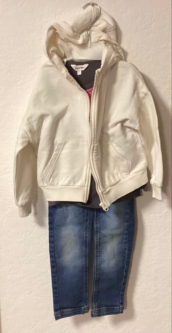 Lot sweat zippé à capuche , jeans et teeshirt m.longues 5 ans